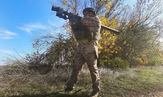 Borec oboroženih sil Ukrajine je v dveh dneh sestrelil štiri ruske rakete iz Igla MANPADS