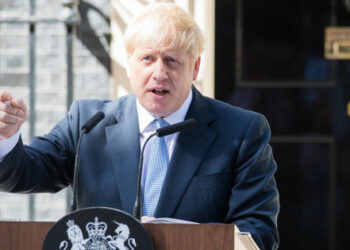 Britanski premier obljubil, da bo "stradal Putinov vojaški stroj"