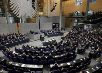 Bundestag je podprl pospešeno dobavo težkega orožja Ukrajini
