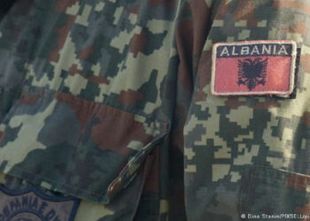 Dva Rusa in Ukrajinec sta se poskušala v albaniji vdihavati v vojaško tovarno