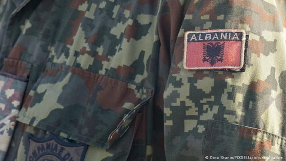 Dva Rusa in Ukrajinec sta se poskušala v albaniji vdihavati v vojaško tovarno
