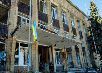 Dva mlada cestna delavca sta umrla zaradi eksplozije rudnika v regiji Kharkiv