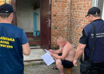Dva policista v regiji Mykolaiv sta prostovoljno predala orožje Rusom