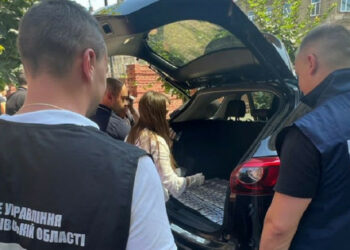 Dva prebivalca Lviv za 11.000 rubljev. dolarji poslali moške v tujino