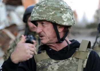 Igralec Sean Penn pozval milijarderje, naj kupijo Ukrajino 12 borcev