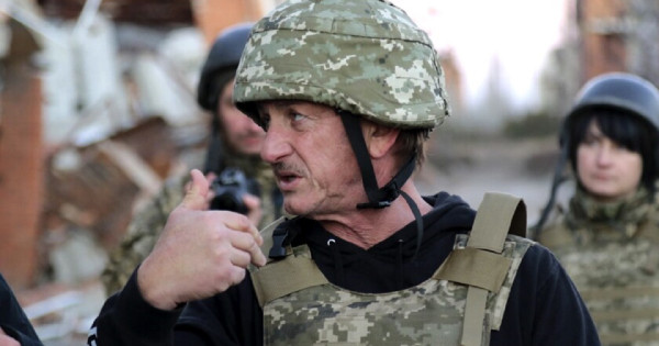 Igralec Sean Penn pozval milijarderje, naj kupijo Ukrajino 12 borcev