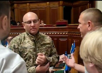 Iz sejne dvorane so izgnali narodne namestnike, pripornika Lukašenka, ki je oblečen v uniformo Oboroženih sil Ukrajine