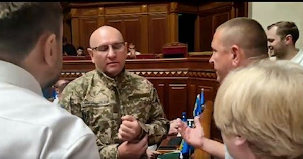 Iz sejne dvorane so izgnali narodne namestnike, pripornika Lukašenka, ki je oblečen v uniformo Oboroženih sil Ukrajine