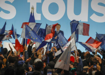 Macron je po dolgem premoru spet poklical Putina