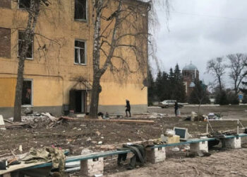 Moškega z zvezanimi rokami so našli mučili v regiji Sumy.