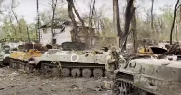 Mreža je objavila video s kraja, kjer so oborožene sile uničile kolono ruske opreme