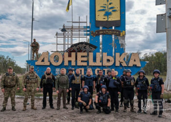 Na meji regije Donetsk in Kharkiv je dvignil modro in rumeno zastavo
