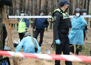 Na začetku okupacije Izyuma Rusi niso dovolili pokopa mrtvih.