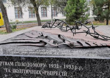 Okupatorji v Mariupolu so razčlenili spomenik žrtvam holodomorja