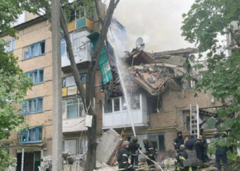 Pet ljudi je bilo ubitih zaradi ruskega bombnega napada na petnadlako zgradbo v Bakhmutu.