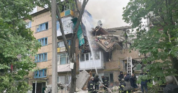 Pet ljudi je bilo ubitih zaradi ruskega bombnega napada na petnadlako zgradbo v Bakhmutu.