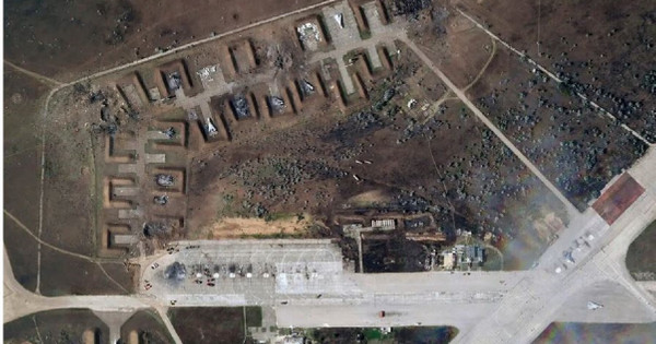 Po vrsti eksplozij na Krimu so Rusi začeli nujno evakuirati letala in helikopterje