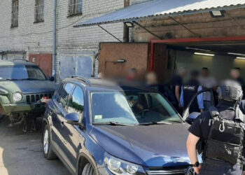Policisti pregona so razkrili kriminalno skupino, ki je trgovala z avtomobili za Oborožene sile Ukrajine