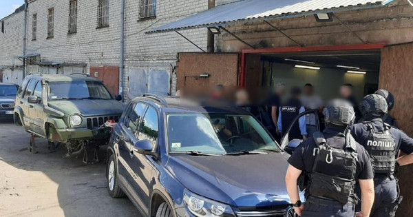 Policisti pregona so razkrili kriminalno skupino, ki je trgovala z avtomobili za Oborožene sile Ukrajine