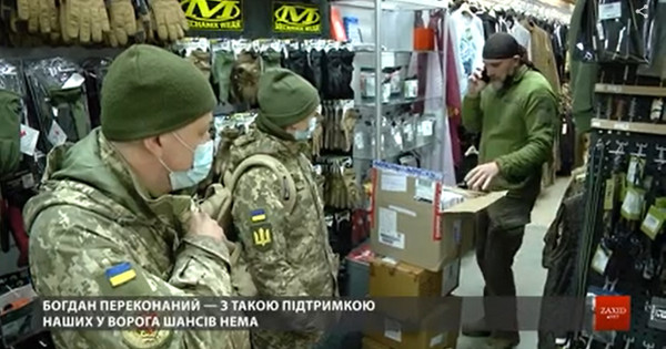 Prebivalci Lviv kupujejo komplete za prvo pomoč in opremo za vojsko na vzhodu
