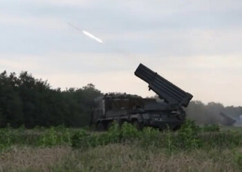 Pred ofenzivo oboroženih sil Ukrajine so Rusi obstreljeni z letaki z navodili o predaji (video)