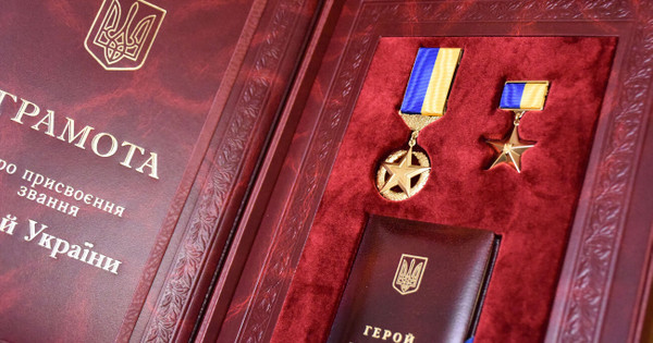 Predsednik je naslov junaka Ukrajine prenesel na 15 uslužbencev
