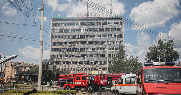 Reševalci razstrelili ruševine po ruskem raketnem napadu na Vinnitso