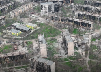 Rusi obstrelili Mariupol s prepovedanimi fosforjevimi bombami
