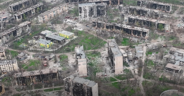 Rusi obstrelili Mariupol s prepovedanimi fosforjevimi bombami