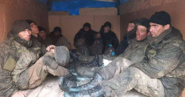 Rusi se množično poskušajo izogniti neposrednim vojaškim spopadom z ukrajinsko oboroženimi silami – obveščevalno