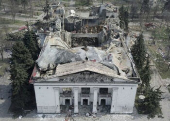 Rusi silijo beton na trupla ubitih v mariupolovem dramskem teatu