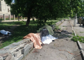 Rusi so obstrelili Toretsk, osem ljudi je bilo ubitih.