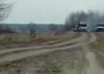 Rusi so obstreljevali konvoj prostovoljcev v bližini Černohiva.