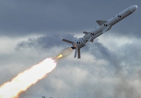 Rusi so ponoči in zjutraj z raketami zadeli regijo Dnipropetrovsk