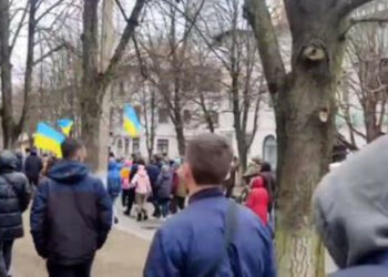 Rusi so z streljanjem razpršili miren shod v okupirani Kakhovki