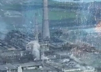 Rusi so začeli uporabljati prepovedane bombe proti branilcem Azovstala.