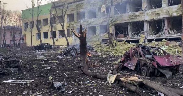 Rusi ugrabili osebje in paciente bombardirajoče porodnišnice iz Mariupola