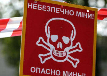 Rusi ukrajinskim reševalcim preprečujejo razminiranje regije Sumy