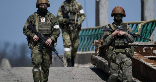 Rusi v uniformi oboroženih sil Ukrajine z belimi trakov za roke poskušali preiti v bližini Sands