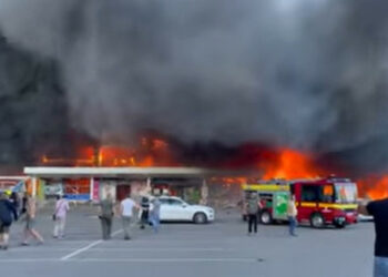 Rusi z raketami zadeli nakupovalno središče v Kremenchuku (video)