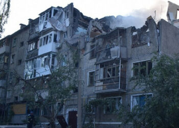 Rusi zadeli visoko stavbo v Mykolaiv z raketo, tam so mrtvi