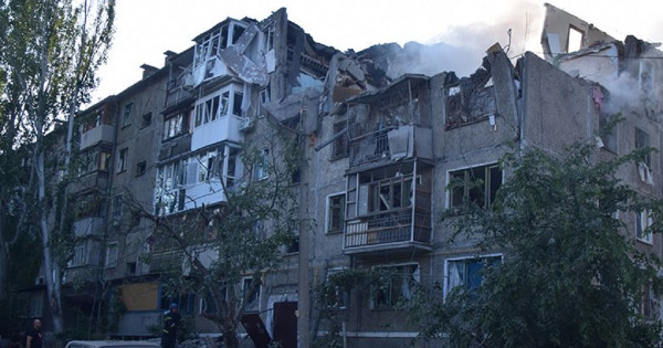 Rusi zadeli visoko stavbo v Mykolaiv z raketo, tam so mrtvi