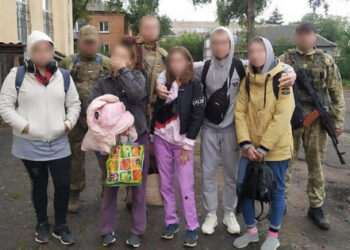Rusi zaprli pet najstnikov v kleti pred pobegom iz Kupyanska