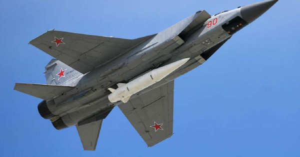 Rusija je v Kaliningrad prenesla lovce s hiperzvočnimi bodali