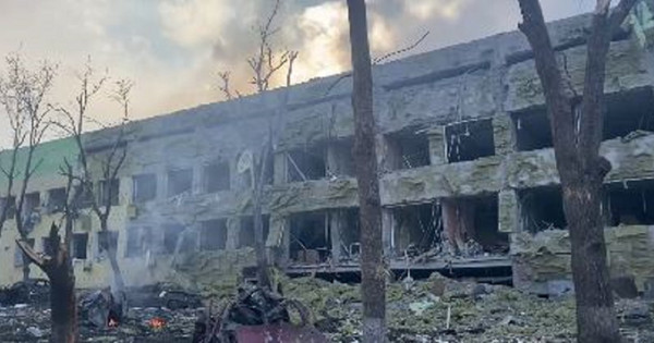 Ruska letala bombardirali otroško bolnišnico v blokiranem Mariupolu
