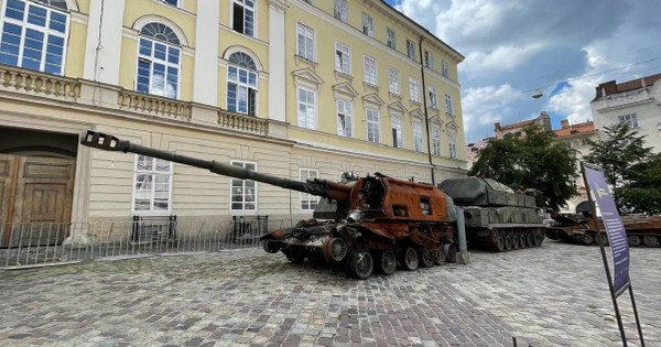 Ruski tanki in pištole so sežgali v središču Lviva. Fotografija dneva
