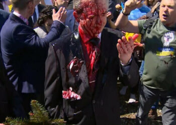 Ruski veleposlanik v Varšavi doused z rdečo barvo