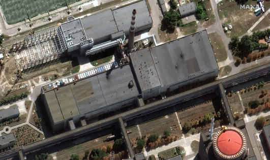 Sateliti opazili vojaško opremo v bližini reaktorjev in lukenj na strehi ZNPP
