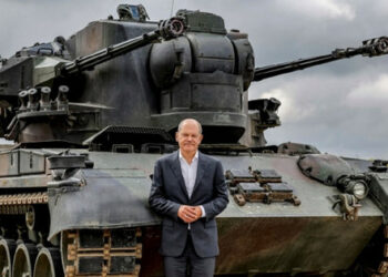 Scholz obiskal ukrajinsko vojsko in Ukrajini obljubil več orožja