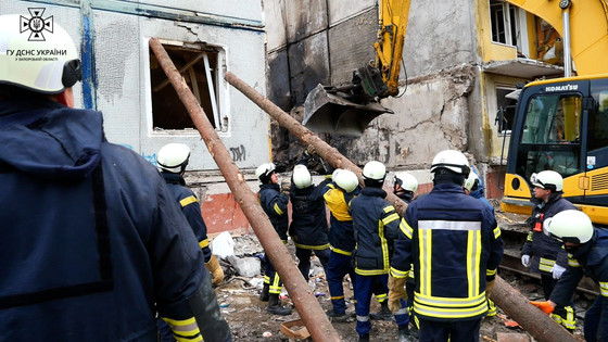 Število žrtev nedeljskega ruskega napada na Zaporozhye se je povečalo na 15 (video)